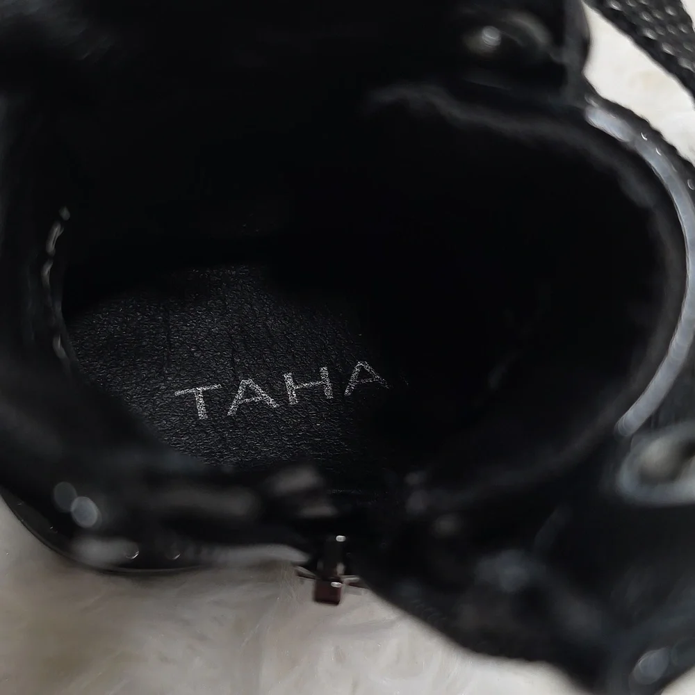 Tahari Merlene Kids Black Sparkle Lace-Up Boots. Size 5